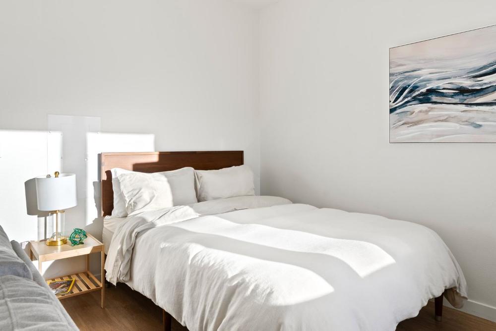Bright Studio on Sunset Blvd, Free Parking, Gym, and Pool